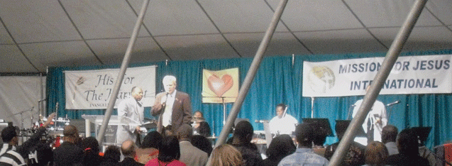 Rev. Preusser opening the Altar